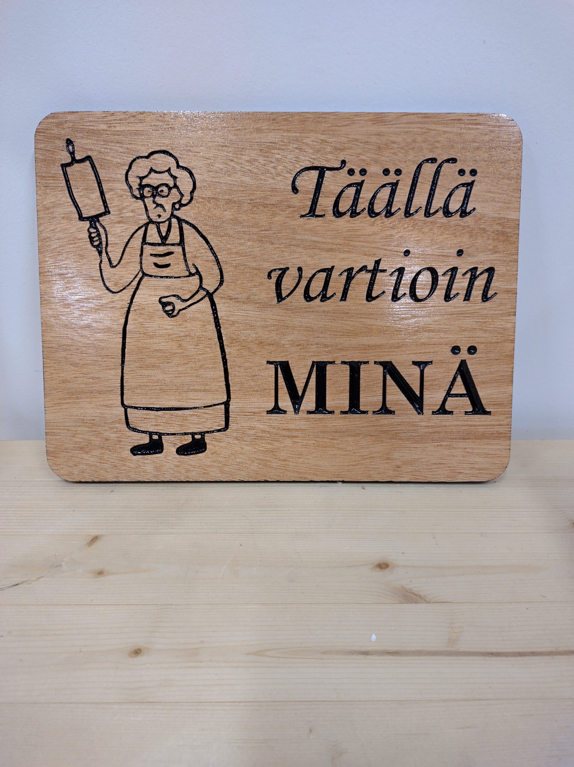 Täällä vartioin minä -kyltti mummon kuvalla - Image 2