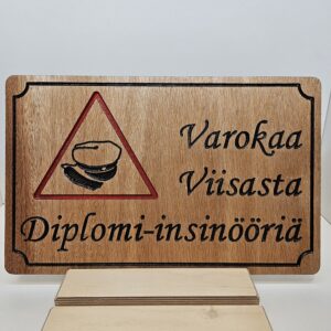 "Varokaa viisasta Diplomi-insinööriä" -kyltti