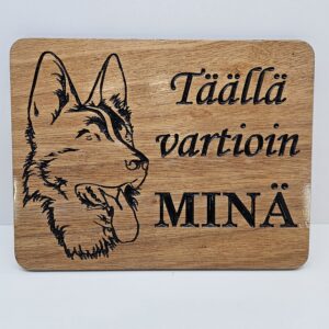 Täällä vartioin minä -kyltti: Saksanpaimenkoira