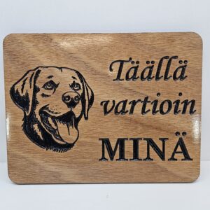 Täällä vartioin minä -kyltti: Labradorinnoutaja