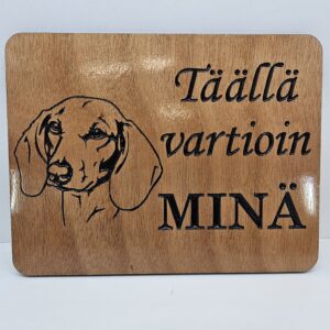 Täällä vartioin minä -kyltti: Mäyräkoira