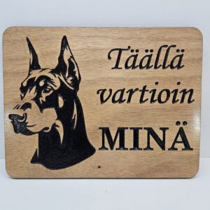 Täällä vartioin minä -kyltti: Dobermanni