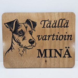 Täällä vartioin minä -kyltti: Jackrusselinterrieri