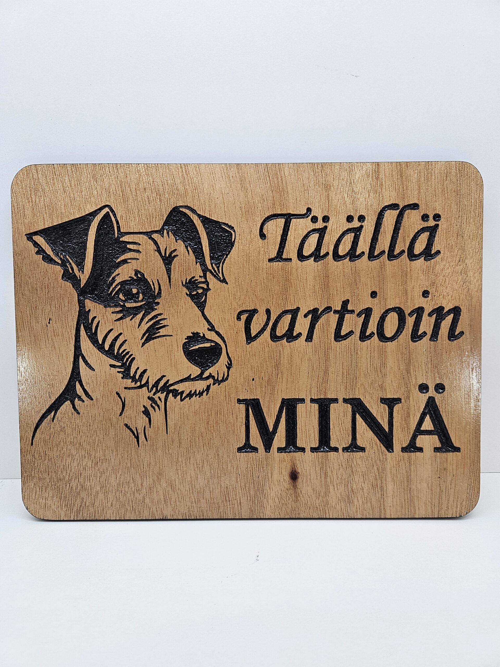 Täällä vartioin minä -kyltti: Jackrusselinterrieri