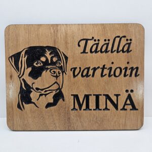 Täällä vartioin minä -kyltti: Rottweiler